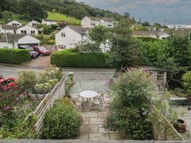 A garden with a table and chairs at Wansfell Nook in Ambleside