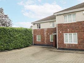 An exterior view of a house with a driveway at 7 Belfort Court
