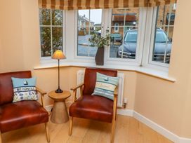 A snug with two chairs and a lamp at High Sea View 