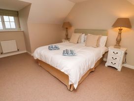 A bedroom with a bed and bedside tables at High Sea View