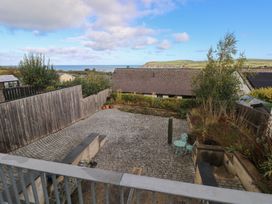 A garden with cobblestone paving and plants at The Barn in Newport