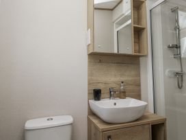 A bathroom with a washbasin and toilet at Grasmoor View Lodge