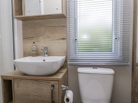 A bathroom with sink and toilet at Grasmoor View Lodge