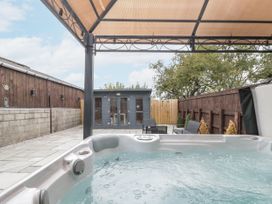 A hot tub and shed in an outdoor area at The Cabin in Thornton Dale