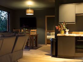 A living room with a dining table and kitchen in The Red House Farndon