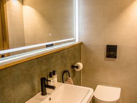 A bathroom featuring a wash basin and toilet at The Larch House in Farndon