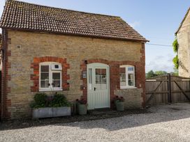 An exterior view of a cottage with plants outside at Granary Cottage in Lacock