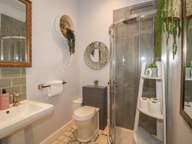 A bathroom featuring a shower, sink, and toilet at Apartment 2 The Bridge at Stanford Hotel near Great Witley
