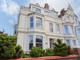 A residential building with windows and bushes at Mariners Lee