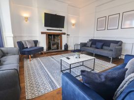 A living room with a sofa and a coffee table at Mariners Lee