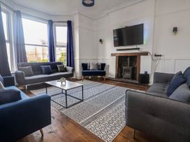 A living room with sofas and a coffee table at Mariners Lee