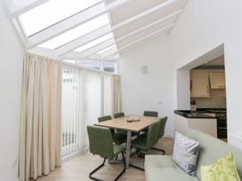 A dining room with a table and chairs at Swirl Howe in Keswick