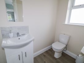 A bathroom with sink and toilet at Teac Caoimhe in Falcarragh