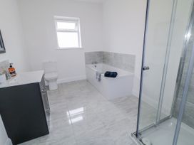A bathroom with a bathtub, shower, and toilet at teac Caoimhe in Falcarragh