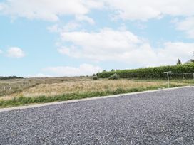 An outdoor area with gravel and a laundry line at Teac Caoimhe in Falcarragh