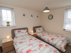 A bedroom with two single beds at Larpool Retreat