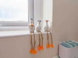 Decorative seagulls with sunglasses on a windowsill at Larpool Retreat