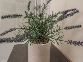 A plant in a decorative pot on a table in a bathroom at Larpool Retreat