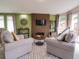 A living room with a sofa and coffee table at Badgers Retreat - Two Dales Richmond