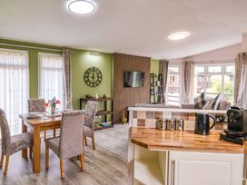 A kitchen and dining area with a table and chairs at Badgers Retreat - Two Dales Richmond