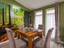A dining room with a wooden table and chairs at Badgers Retreat - Two Dales in Richmond