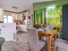 A kitchen with a dining table and chairs at Badgers Retreat - Two Dales in Richmond