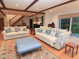 A living room with two sofas and a coffee table at Peewit Coach House in Moreton-in-Marsh