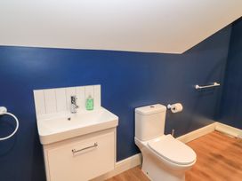 A bathroom with a sink and toilet at Peewit Coach House in Moreton-in-Marsh