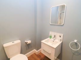 A bathroom with a sink and toilet at Peewit Coach House in Moreton-in-Marsh