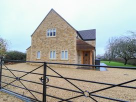 A house with a gravel driveway at Peewit Coach House Moreton-in-Marsh