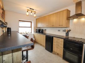 A kitchen with cabinets and appliances at Clawddcam in Mathry