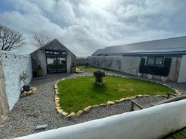 A garden with gravel and grass at Clawddcam in Mathry