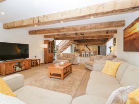 A living room with sofas and a coffee table at Two Parks Barn Upton Bishop near Ross-On-Wye