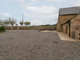 An outdoor area with gravel and a table with chairs at Two Parks Barn Upton Bishop near Ross-On-Wye