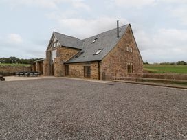 A house with stone exterior and gravel area at Two Parks Barn in Upton Bishop near Ross-On-Wye