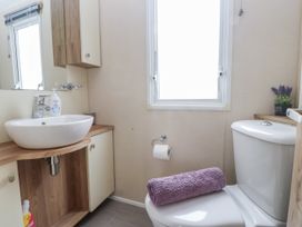 A bathroom with sink and toilet at Bryncrin in Edern