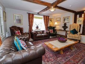 A living room with a sofa and armchairs at Bryn Dwr in Llangollen