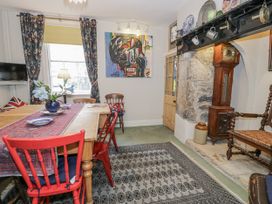 A dining room with a table and chairs at Bryn Dwr in Llangollen