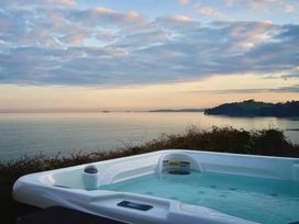 A hot tub overlooking the ocean at Crows Nest Dawlish in Dawlish
