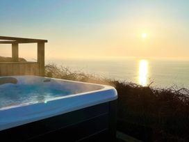 A hot tub with a view of the sea at Crows Nest Dawlish
