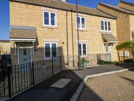 A house with a front door and windows at Swallows Nest in Bourton-On-The-Water