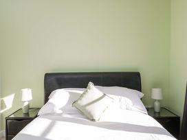 A bedroom with a bed and lamps at Swallows Nest in Bourton-On-The-Water