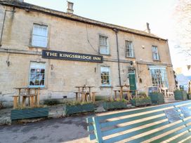 An outdoor view of The Kingsbridge Inn in Bourton-On-The-Water