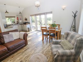 A living room with a dining table and chairs at Cadno in Llanybydder
