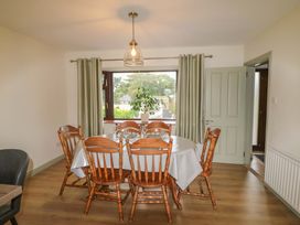 A dining room with a table and chairs at Shamrock House