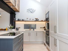 A kitchen with cabinets and appliances at Duke's Barn Blackawton near Dartmouth