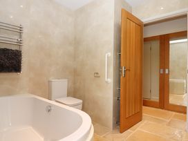 A bathroom with a bathtub and toilet at Duke's Barn in Blackawton near Dartmouth