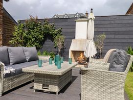 A garden area with a sofa and coffee table at Duke's Barn Blackawton near Dartmouth