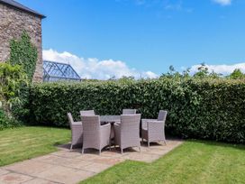 A garden with a table and chairs at Duke's Barn Blackawton near Dartmouth
