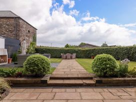 A garden with seating area and greenery at Duke's Barn Blackawton near Dartmouth